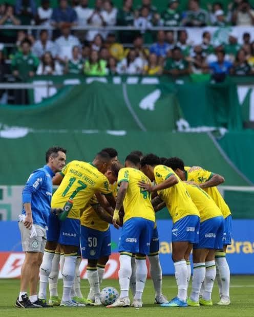 Haja Coração! Palmeiras supera expulsão, conta com brilho de Paulinho e pênalti no travessão no último minuto para vencer a Chapecoense e manter a liderança